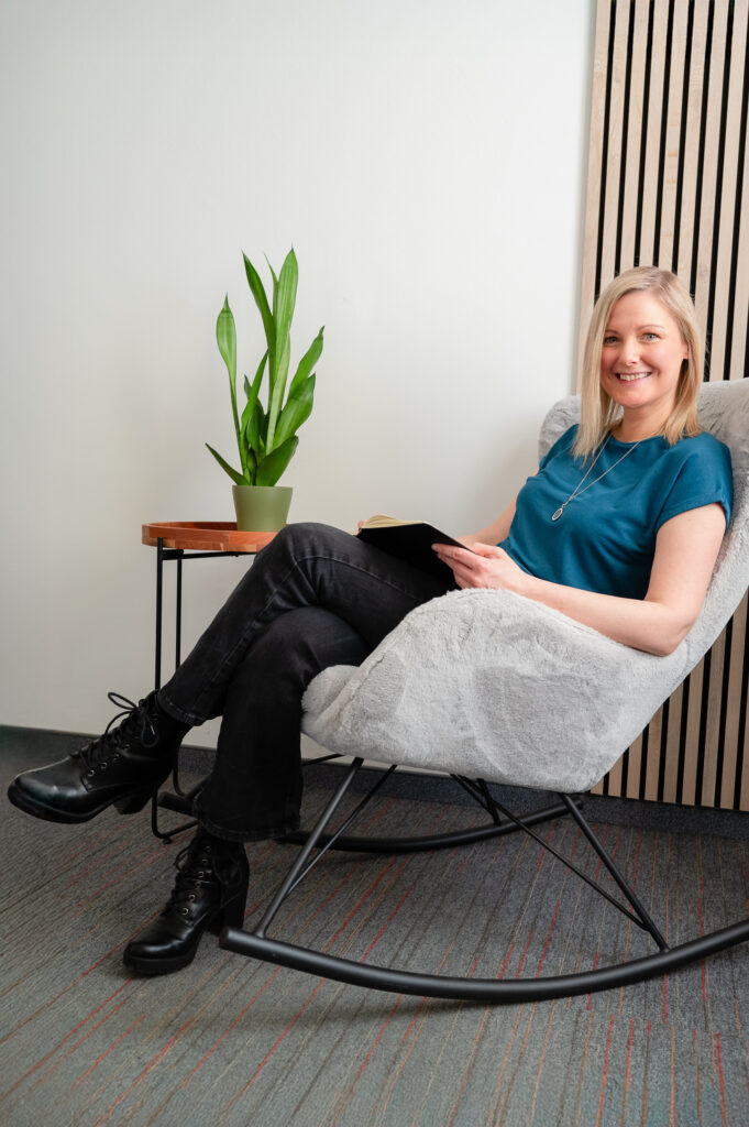 Businessshooting_Wieselburg_Carografie-Caroline_Nagl- Andrea Schiefer Businessshooting - Frau im Sessel