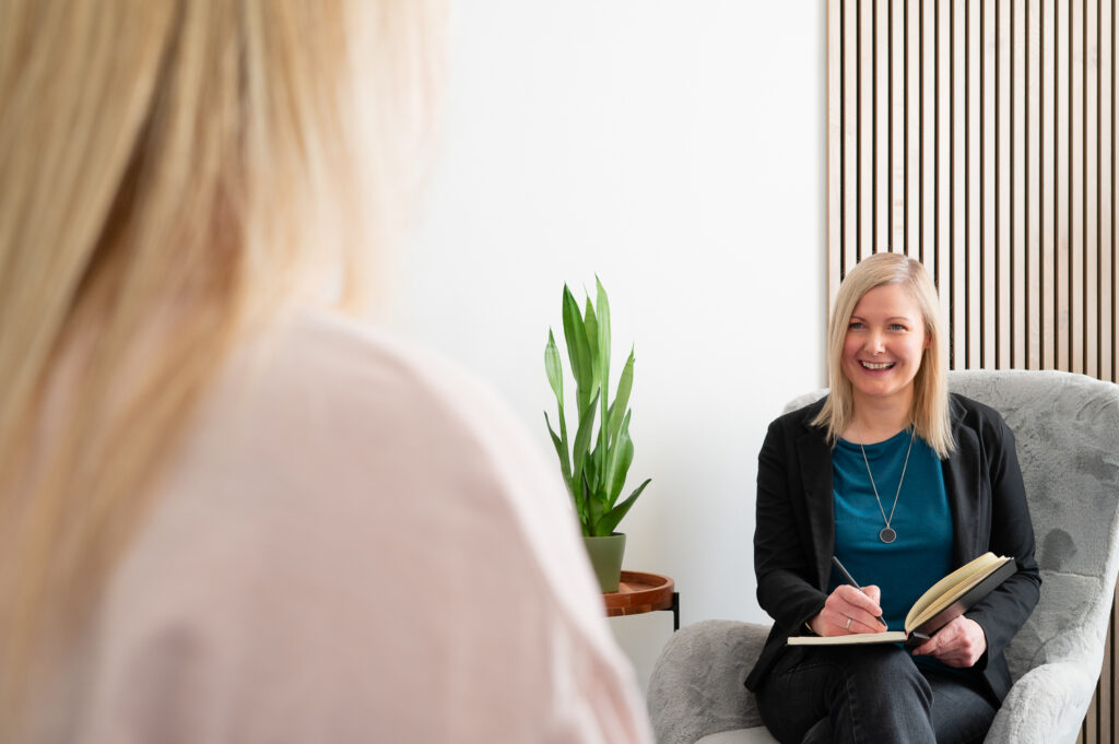 Businessshooting_Wieselburg_Carografie-Caroline_Nagl-2643 Andrea Schiefer Businessshooting - Andrea im Gespräch mit Kundin