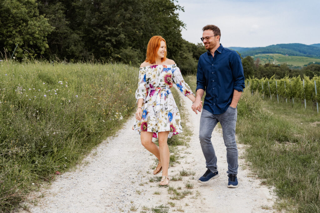 Paar in den Weinbergen von Krems Hände haltend spazierend