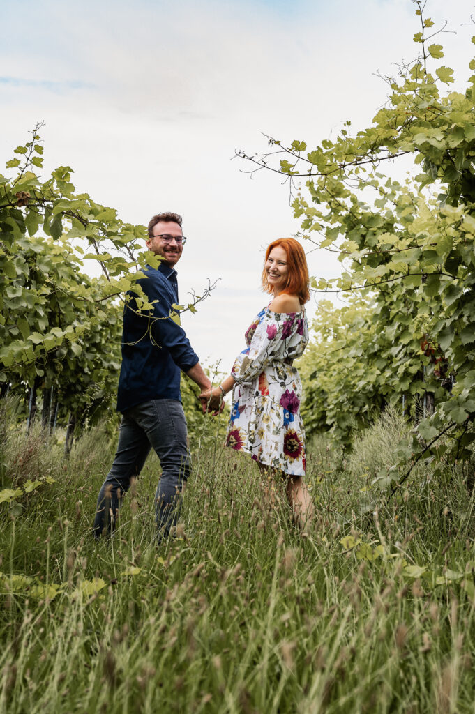 Paar in den Weinbergen