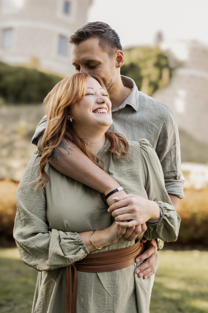Freudiges Paar, Freund küsst Freundin auf den Kopf bei Schloss Weinberg