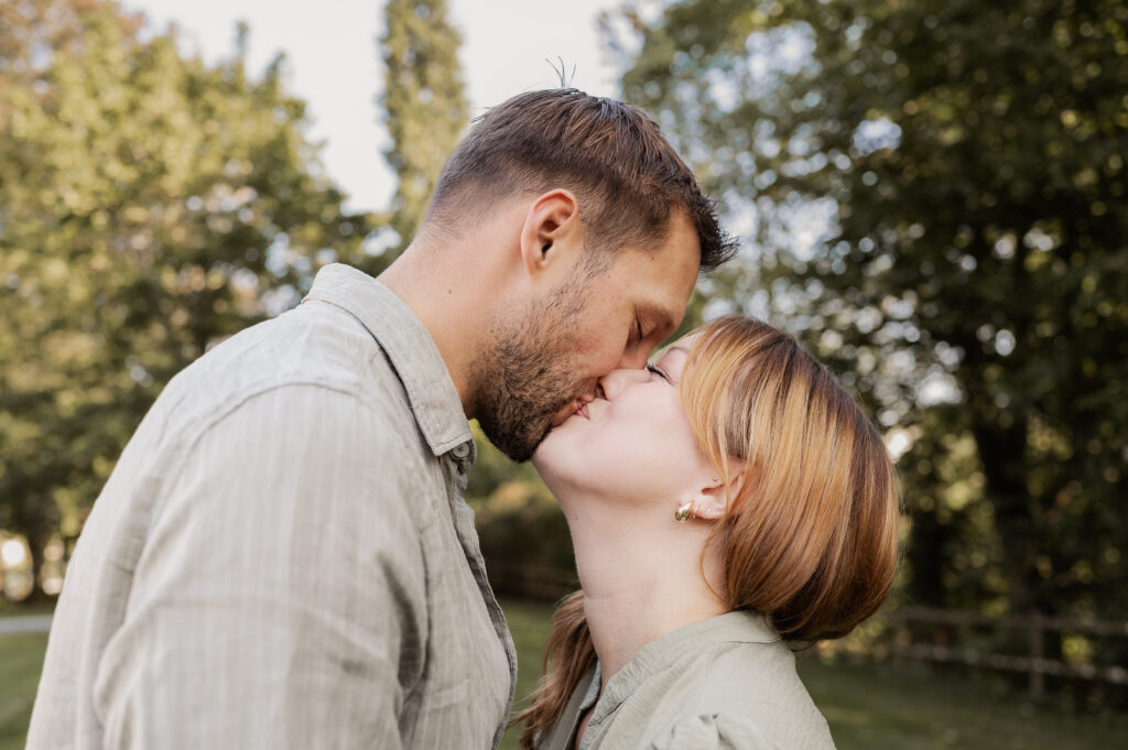 Paar küsst sich bei Schloss Weinberg in OÖ