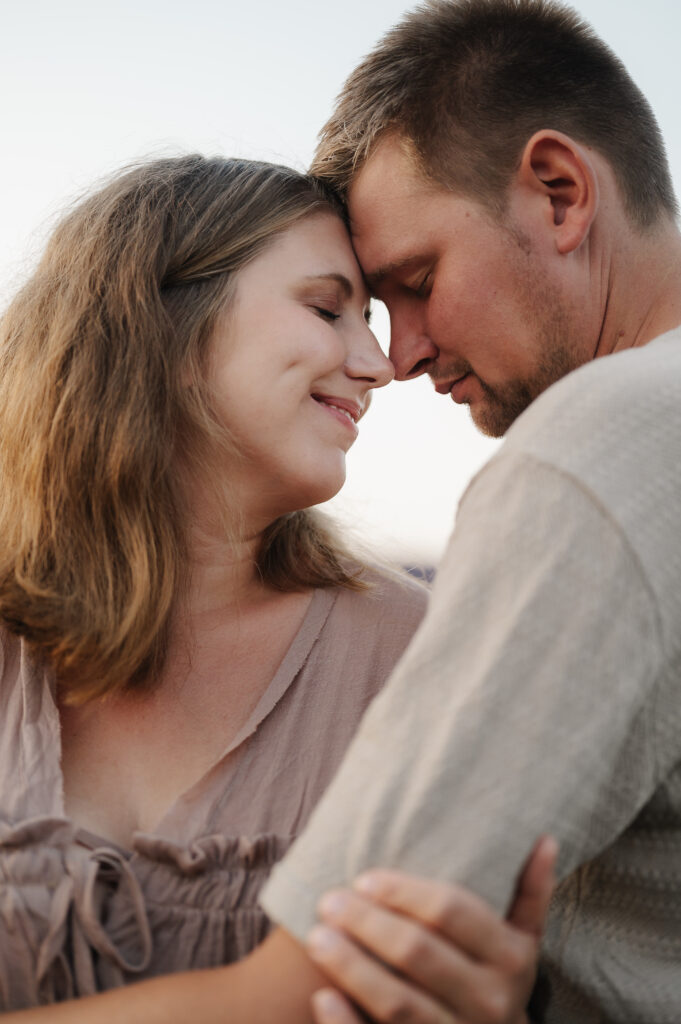 Fotoshooting_Lavendel_Carografie_Caroline_Nagl-107 Paar Stirn an Stirn im Lavendelfeld