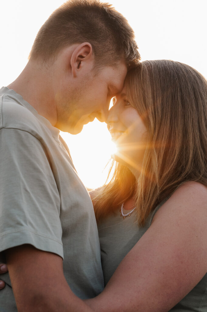 Fotoshooting_Lavendel_Carografie_Caroline_Nagl-29-2 Werdende Eltern lächeln sich bei Sonnenuntergang an