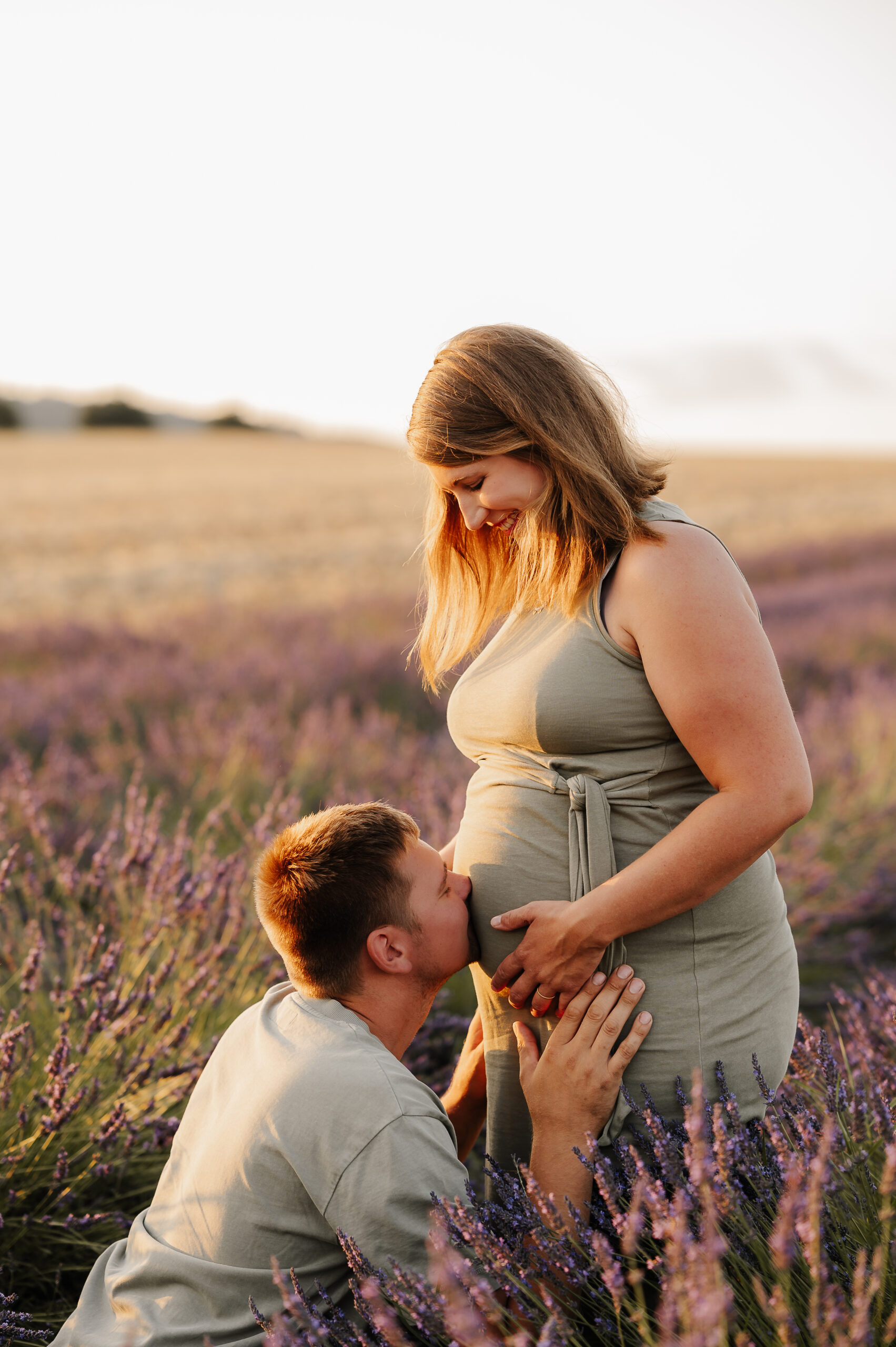 Babybauchshooting mitten im Lavendelfeld