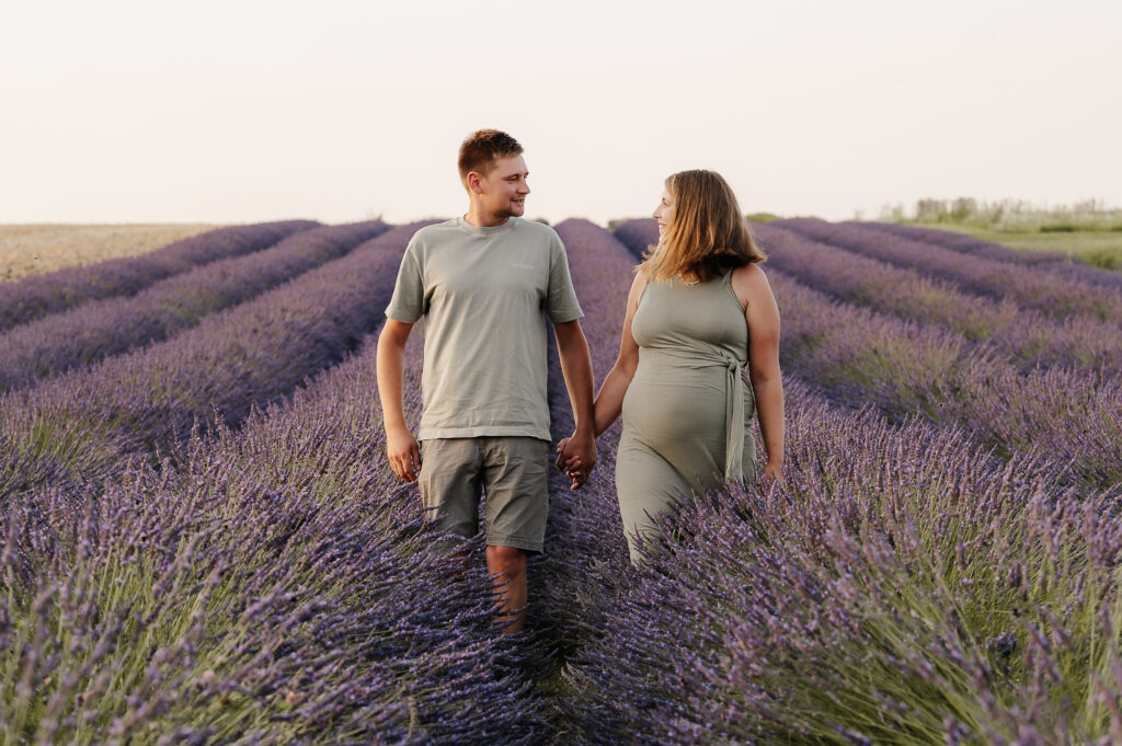 Fotoshooting_Lavendel_Carografie_Caroline_Nagl-7-2-Bearbeitet Babybauchshooting im Lavendelfeld in Luftenberg