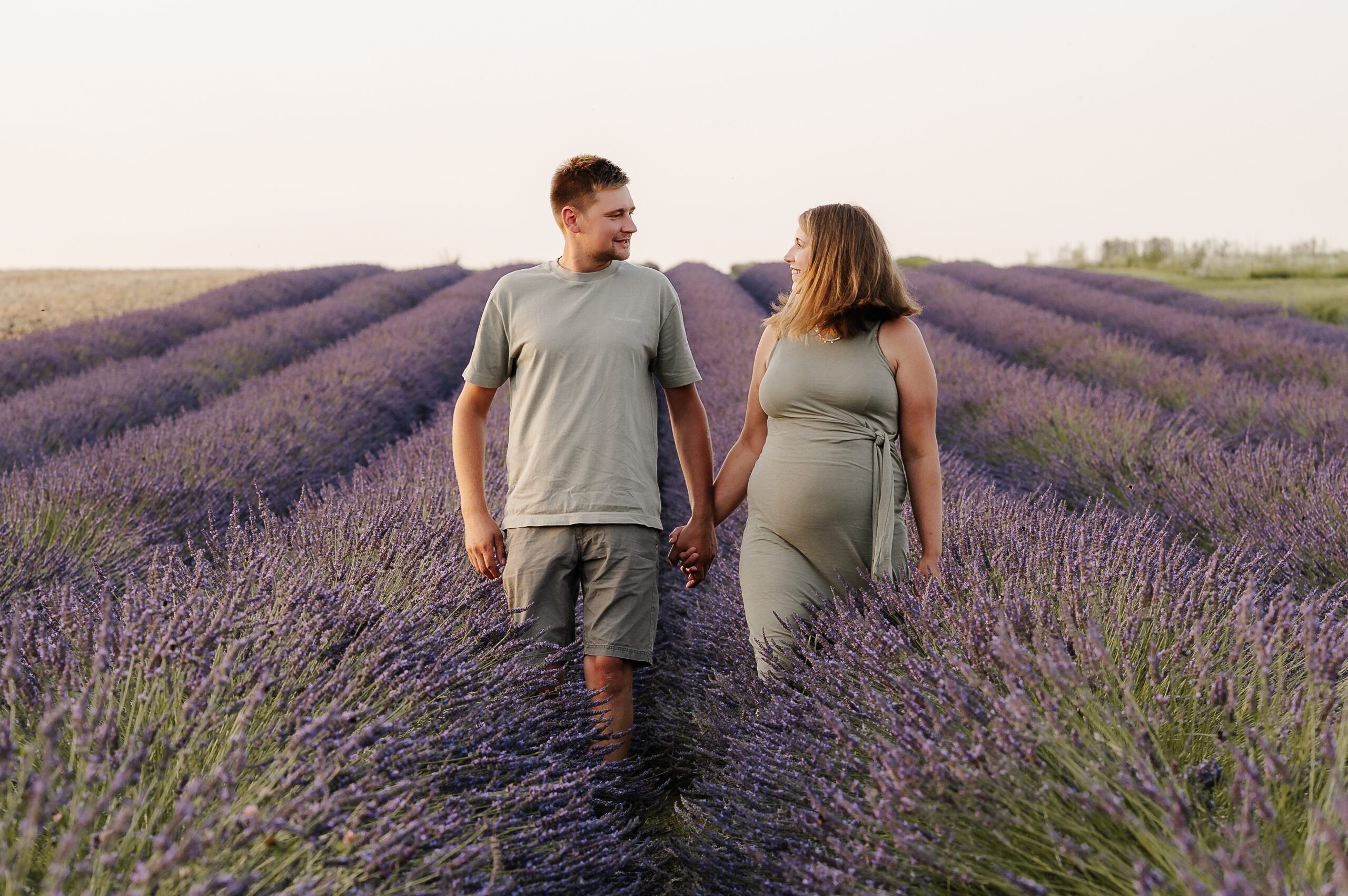 Lavendelshooting - Paar geht Hand in Handy durch den Lavendel