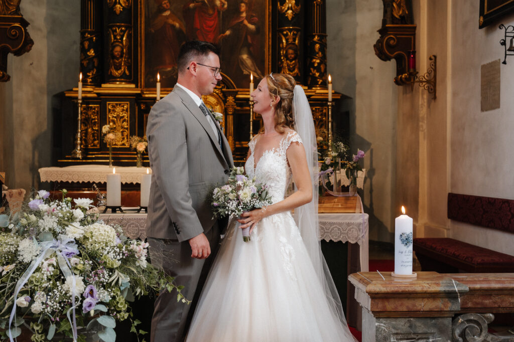 Brautpaar vor dem Altar in der Kirche