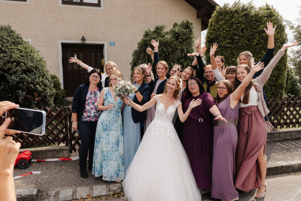 Hochzeitsreportage, die Braut mit ihren Mädels - Gruppenfoto