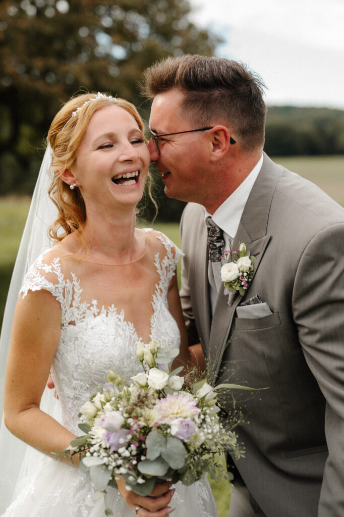 Hochzeitspaar beim Brautpaarshooting voll Freude und Emotionen