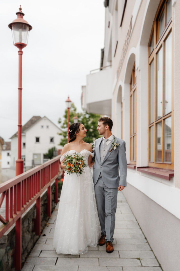 Brautpaar vor Standesamt in Oberösterreich