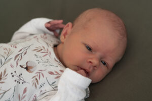 Newbornshooting_Bad-Leonfelden_Carografie-Caroline_Nagl-6952 Neugeborenes liegend bei Newbornshooting
