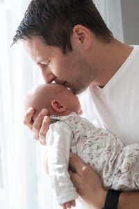 Newbornshooting_Bad-Leonfelden_Carografie-Caroline_Nagl-7032 Vater küsst Baby auf den Kopf