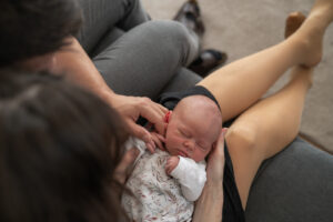 Newbornshooting_Bad-Leonfelden_Carografie-Caroline_Nagl-7060 Homestory - Baby liegt am Schoß