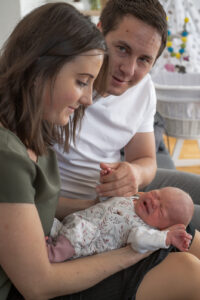 Newbornshooting_Bad-Leonfelden_Carografie-Caroline_Nagl-7066 Homestory, natürlich festgehalten, Eltern mit Baby im Wohnzimmer