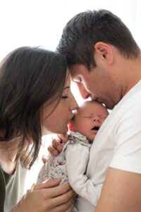 Newbornshooting_Bad-Leonfelden_Carografie-Caroline_Nagl-7091 Eltern küssen Baby