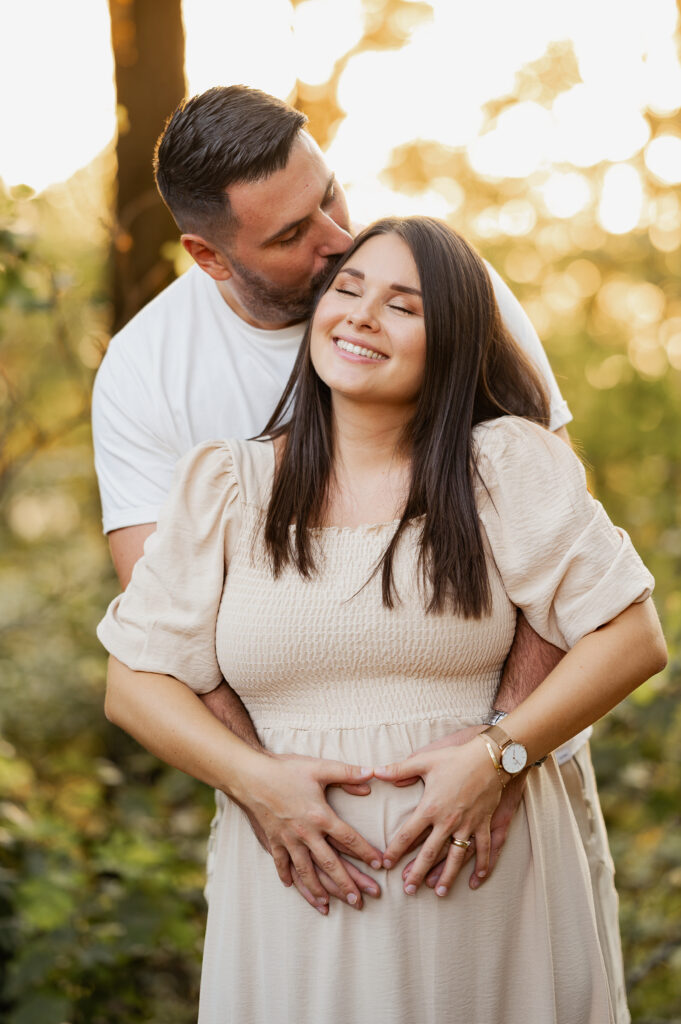 Babybauchshooting_Linz_Caroline_Nagl_Carografie-9991 Schwangere bekommt Kuss auf den Kopf