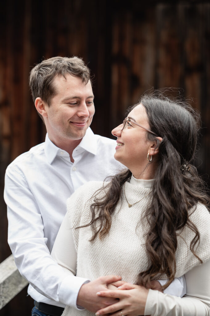 Verliebtes Paar lächelt sich an