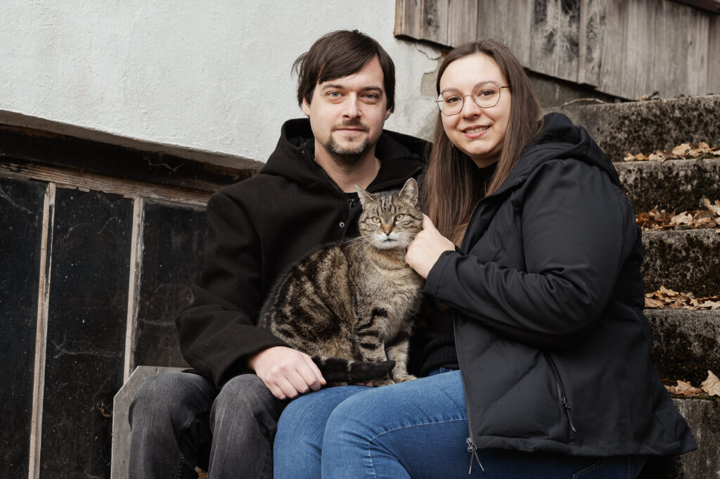 Paar mit Katze am Schoß