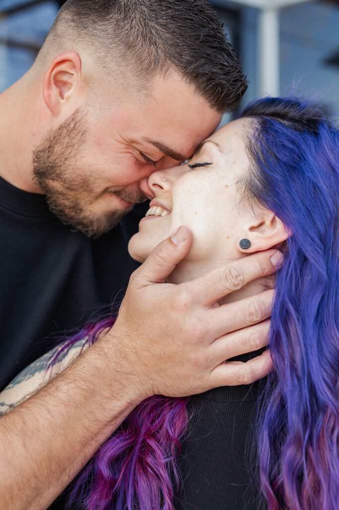 Paar bei Fotoshooting Stirn an Stirn