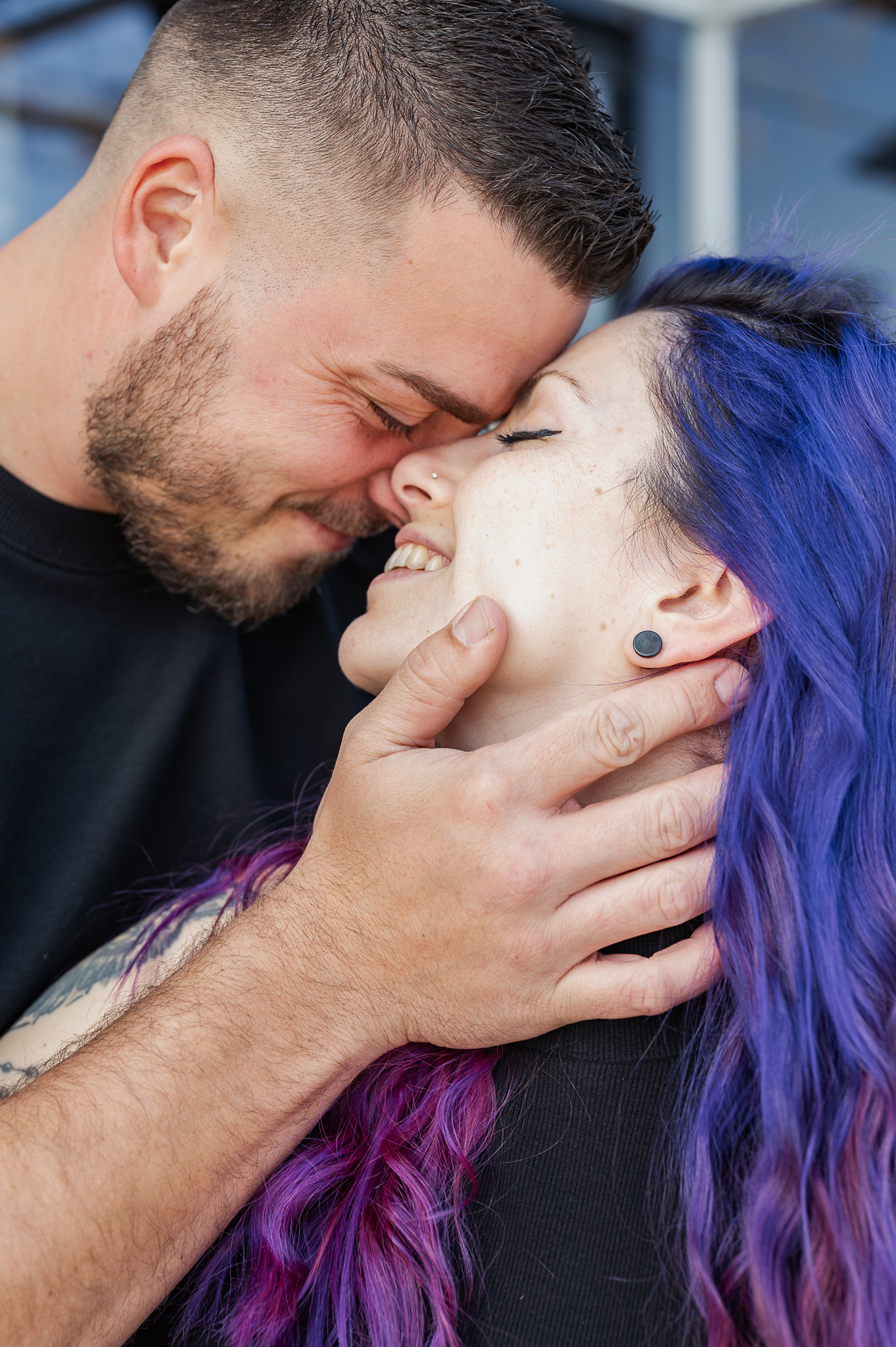 Paar bei Fotoshooting Stirn an Stirn