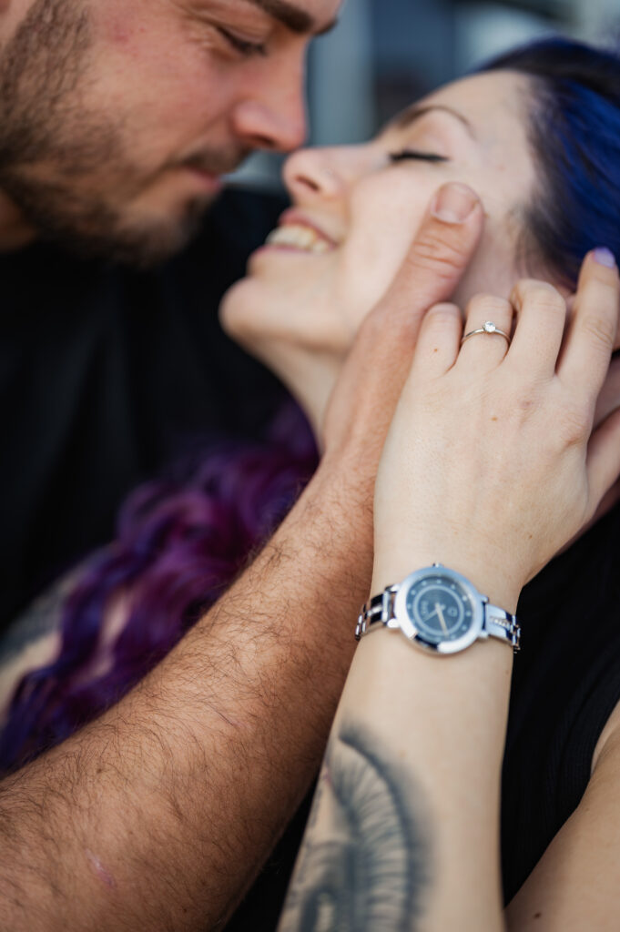 Detailaufnahme Verlobungsring bei Paarshooting, Hände im Mittelpunkt