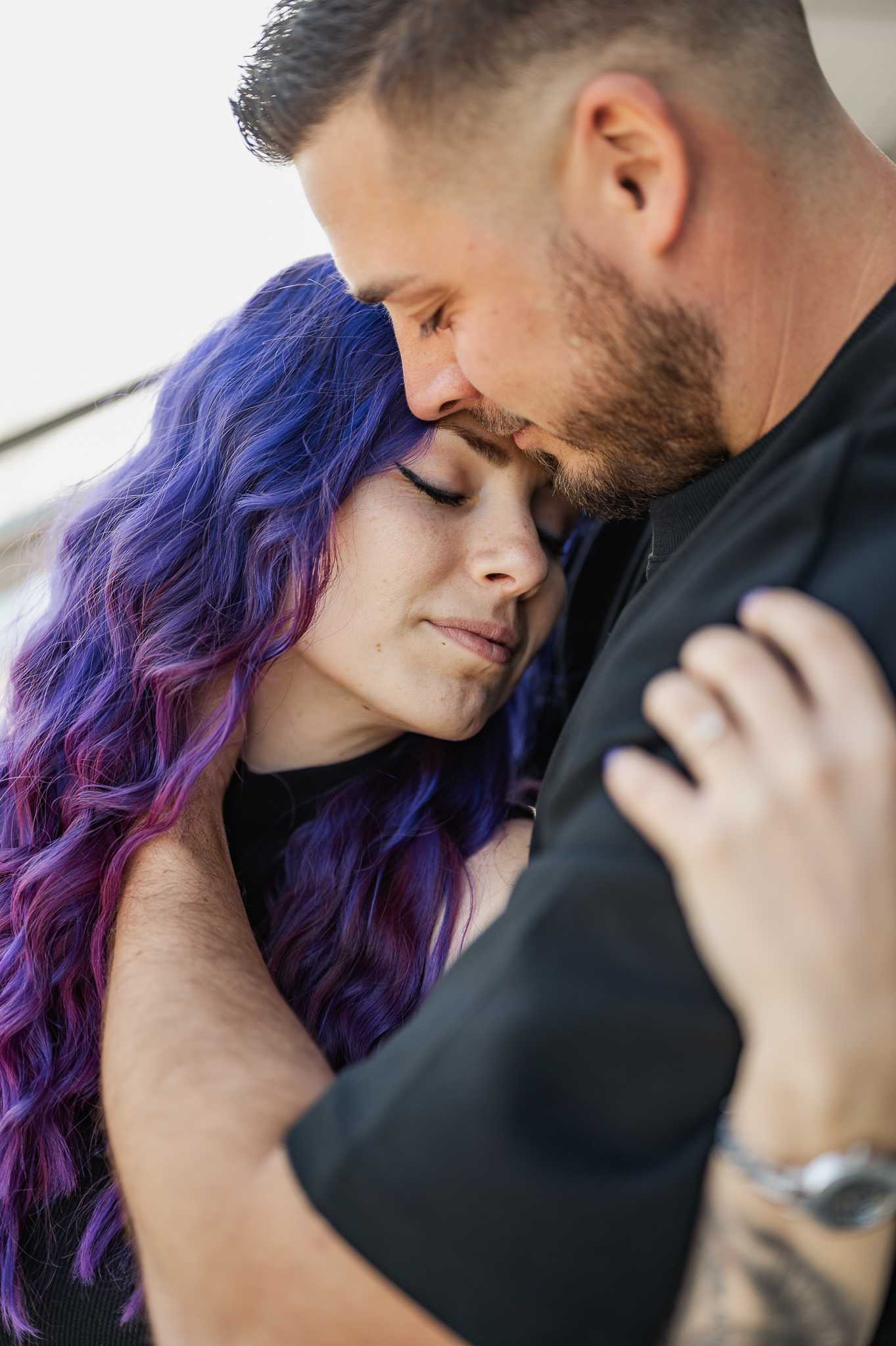 Detailaufnahme von Paar - sie nehmen sich in die Arme