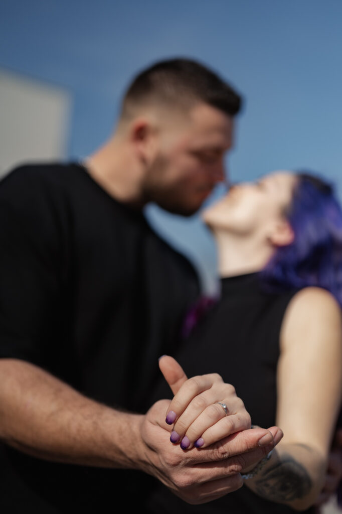 Verlobtes Paar beim Kuss