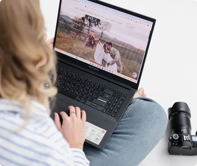 Caroline arbeitet am PC