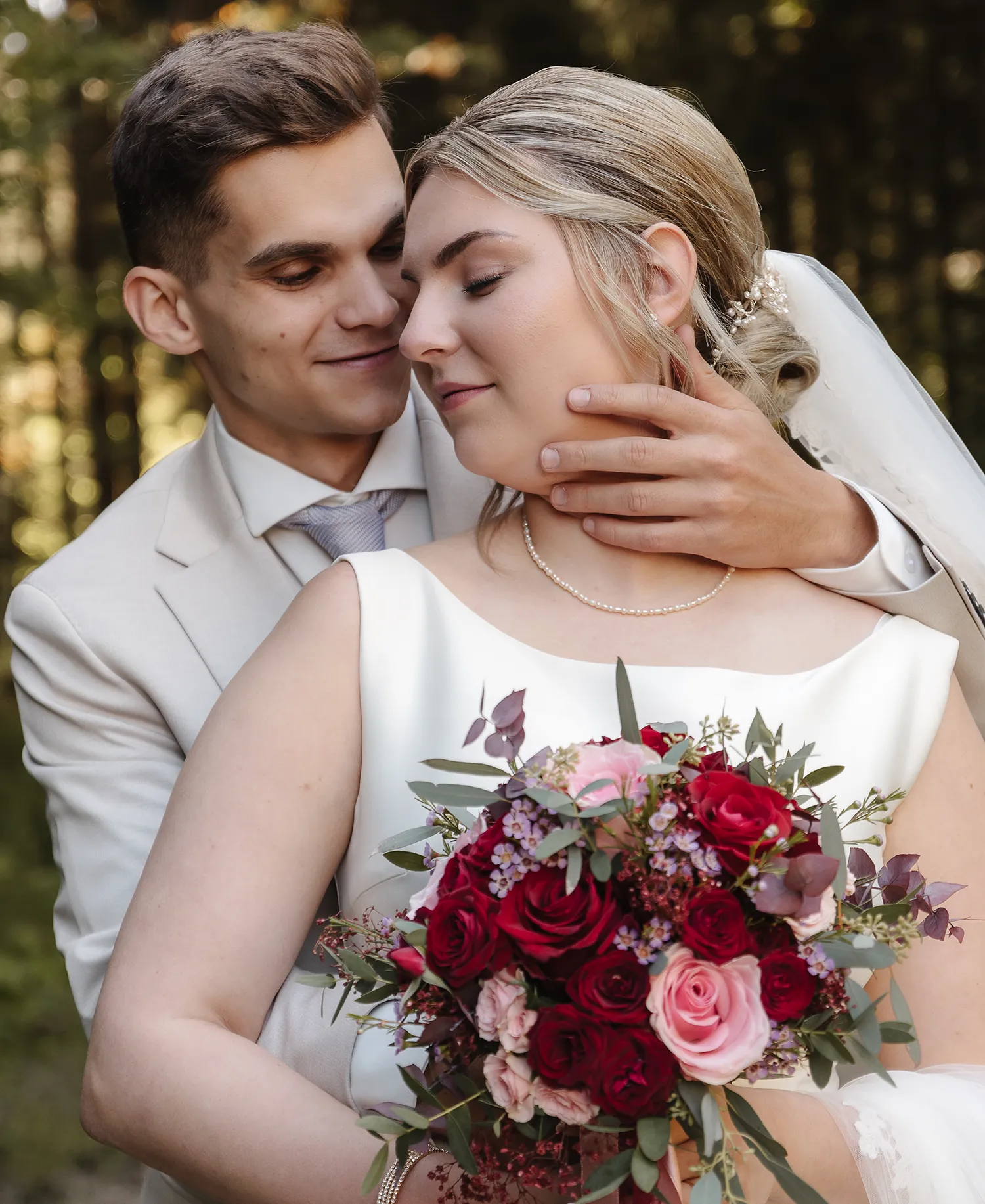 Hochzeitspaar in inniger Pose mitten im Wald