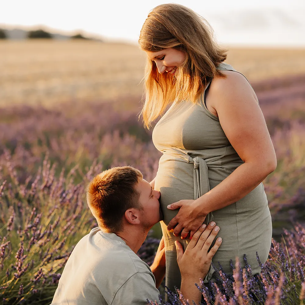 Babybauchshooting im Lavendelfeld bei Sonnenuntergang