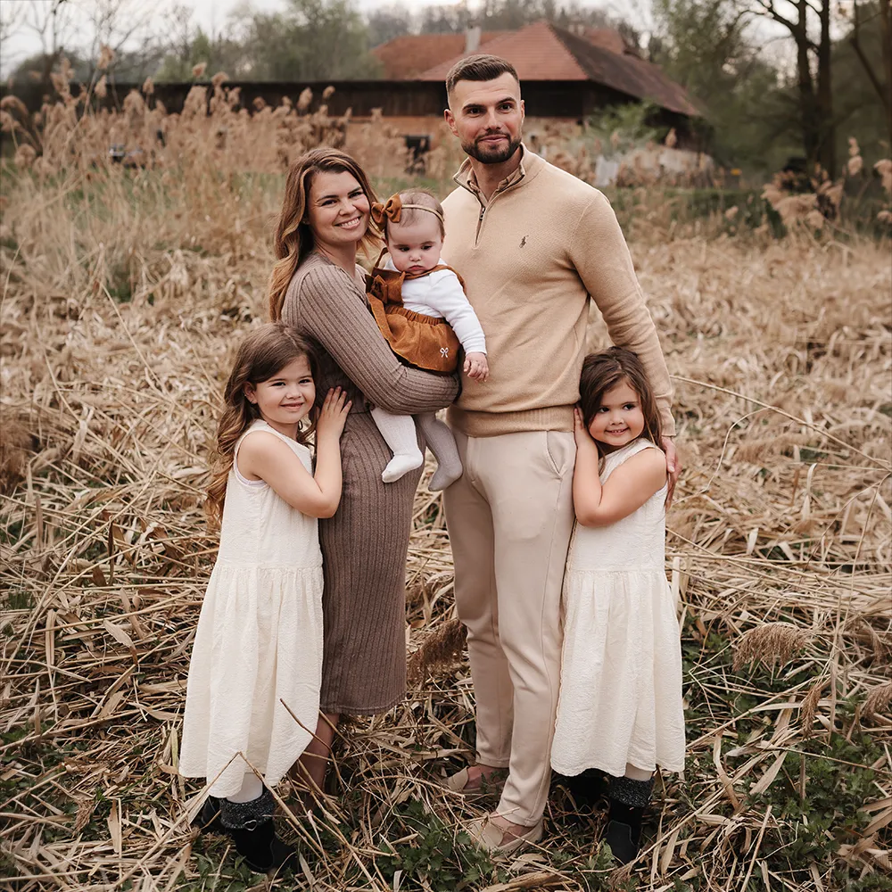 Familienfoto im Freien auf einem Feld