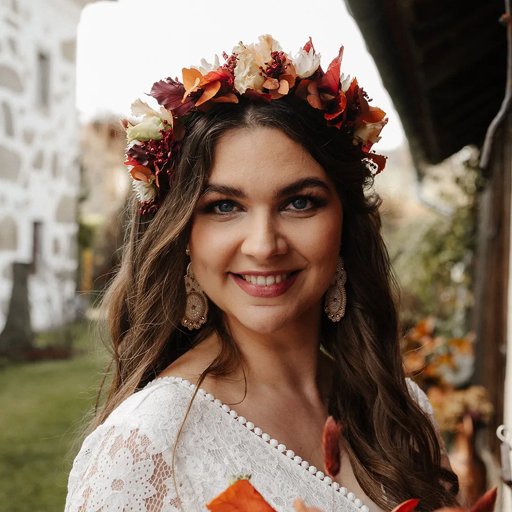 Junge Braut mit Blumenkranz im Haar