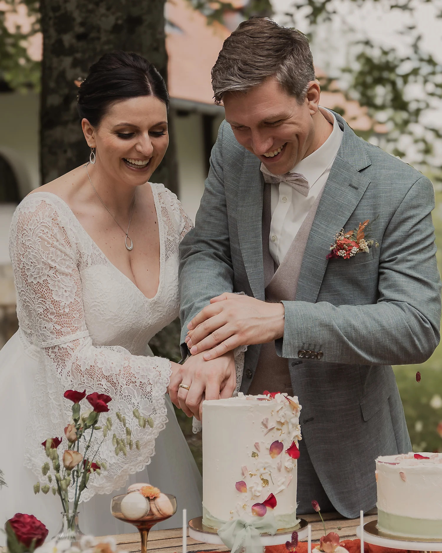 Hochzeitspaar beim Tortenanschnitt