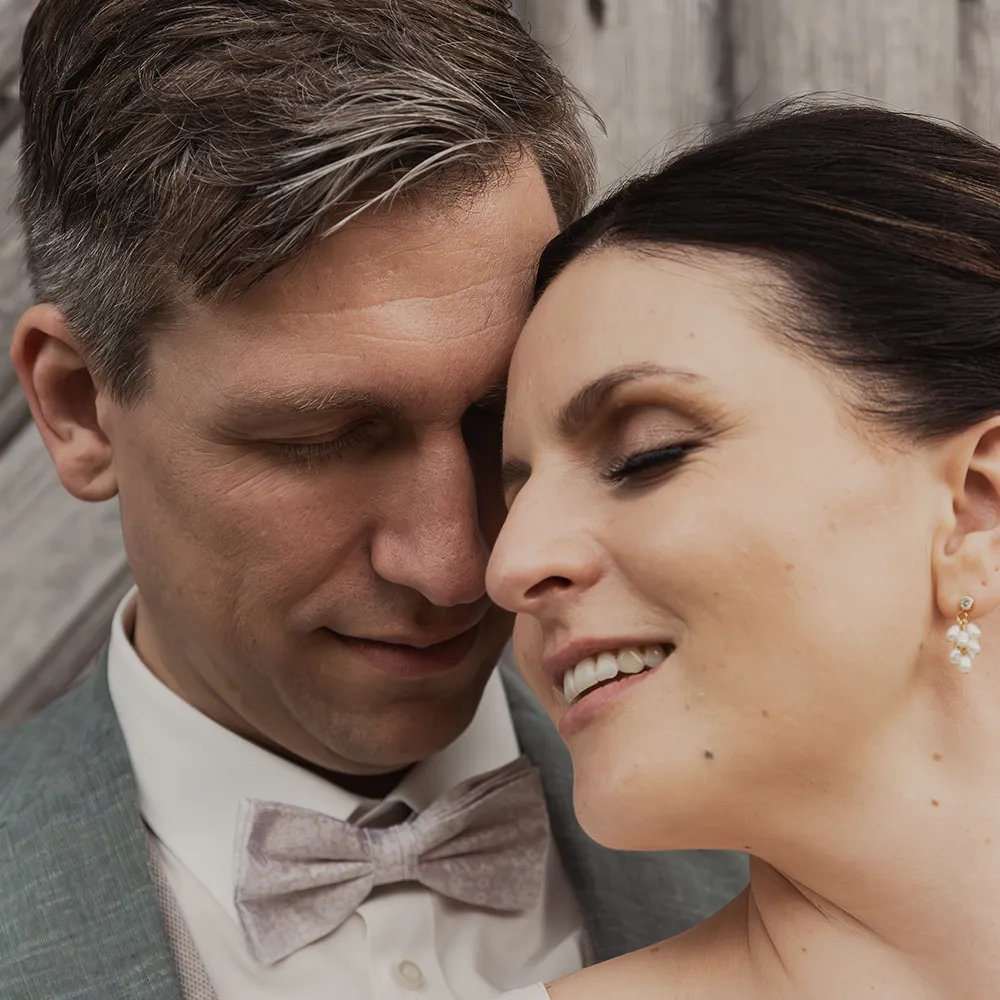 Lächelndes Brautpaar bei einer rustikalen Hochzeit Outdoor