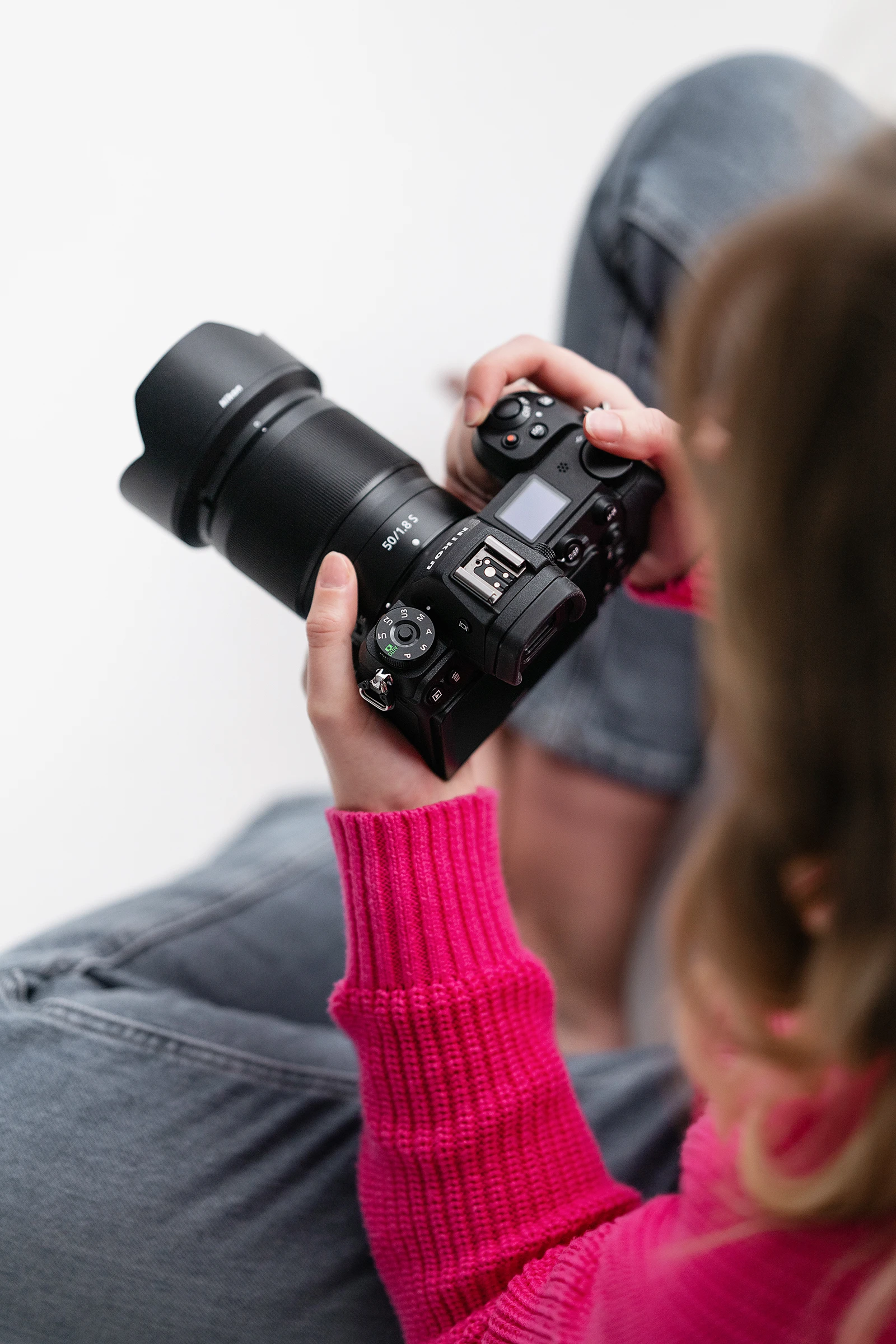 Fotografin hält Spiegelreflexkamera von Nikon