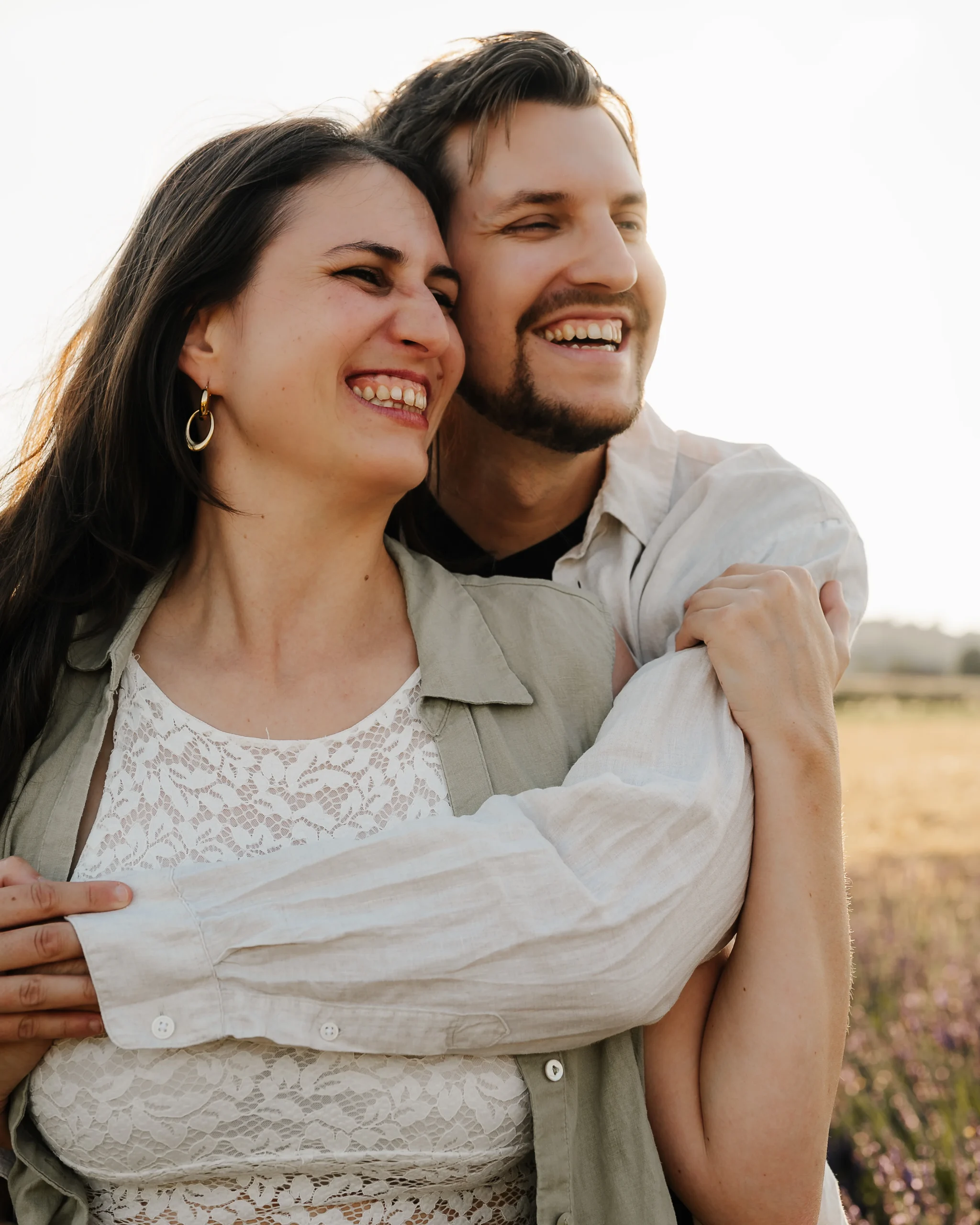 Frau und Mann Arm in Arm