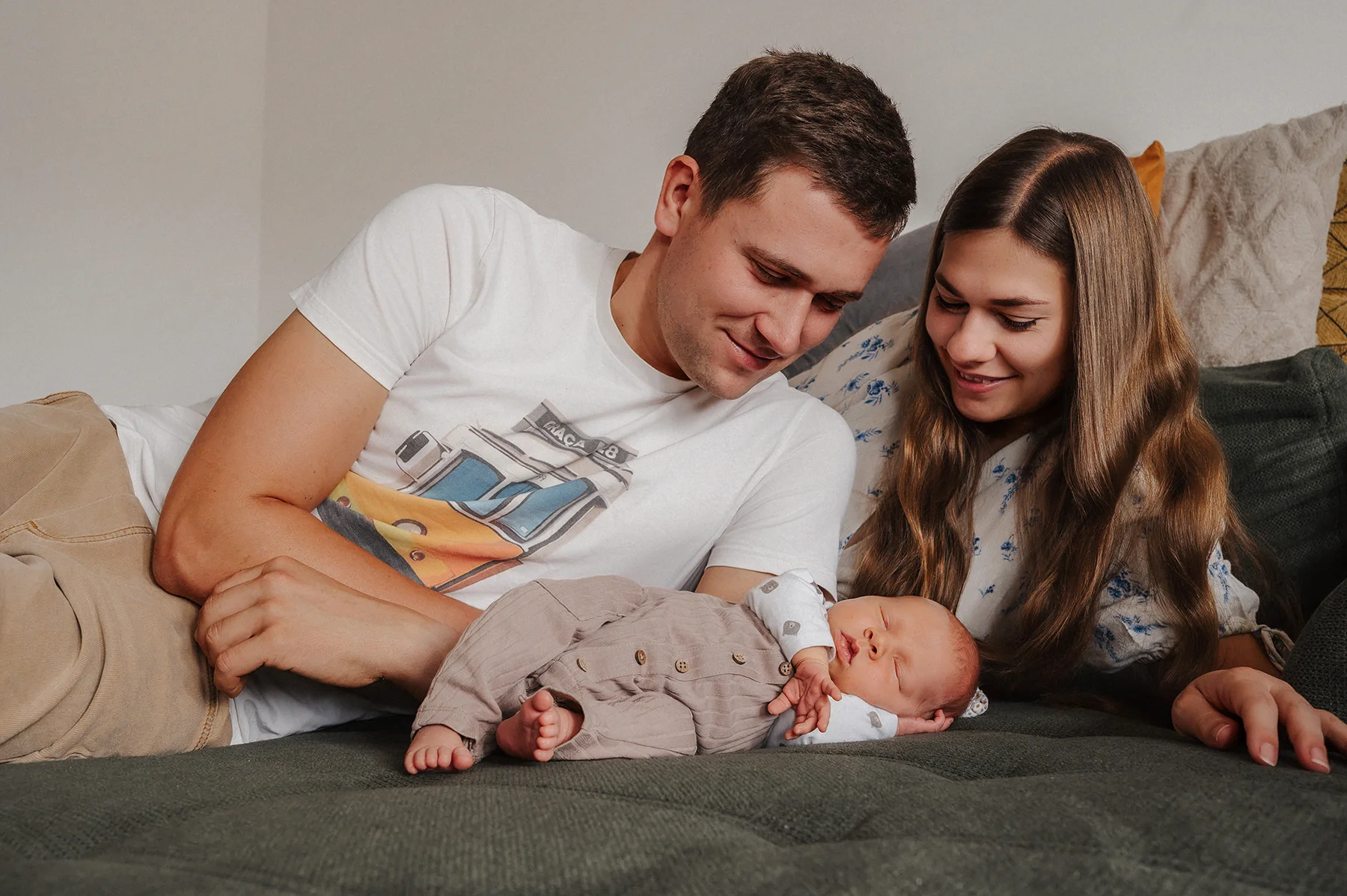 Paar blickt freudig auf ihr Baby