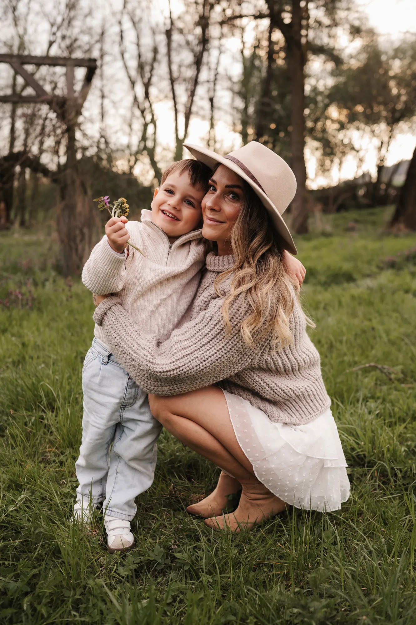 Mutter und Sohn auf einer Wiese beim Fotoshooting