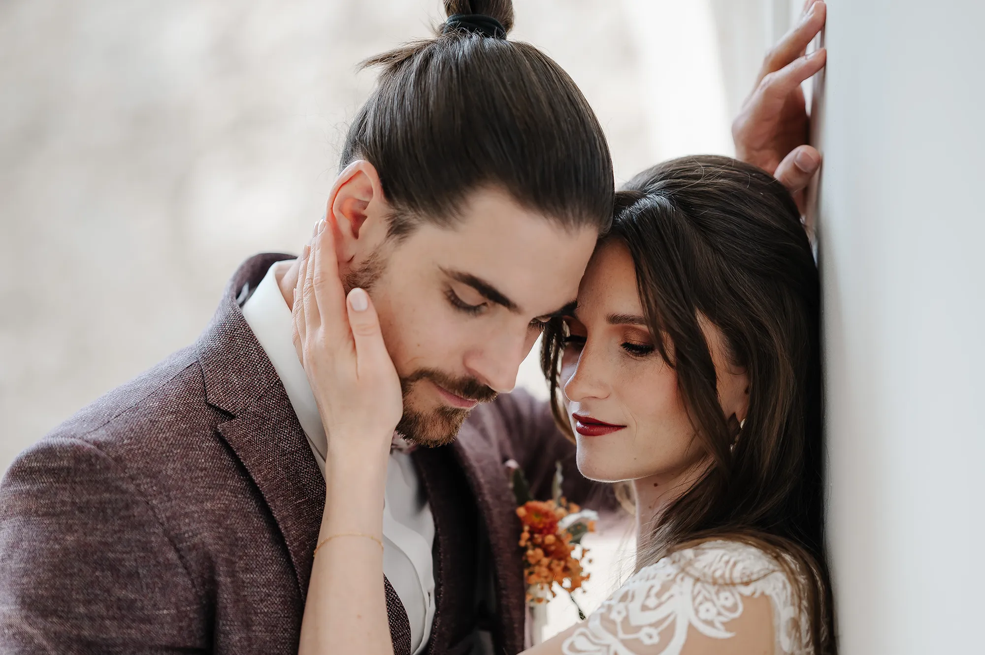 Eng umschlungenes Hochzeitspaar in Schloss